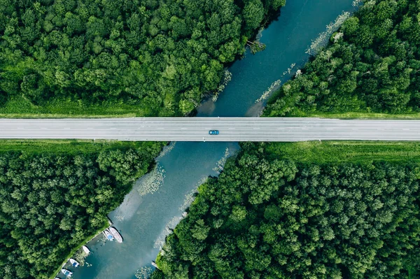 Вид Воздуха Мост Автомобилем Над Голубой Рекой Зелеными Летними Лесами Стоковая Картинка