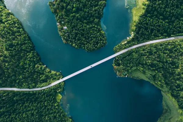 Vue Aérienne Pont Routier Avec Voiture Sur Lac Eau Bleue Images De Stock Libres De Droits