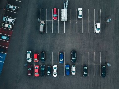 Otoparktaki hava manzarası, Finlandiya 'daki mağazanın yanındaki neredeyse boş park yeri..