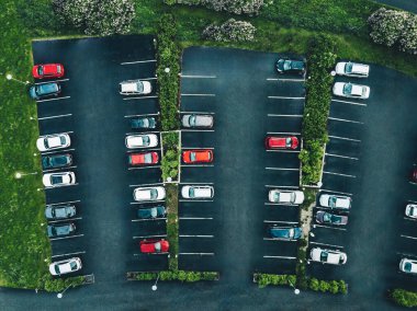 Otoparktaki hava manzarası, Finlandiya 'da neredeyse boş bir park yeri..