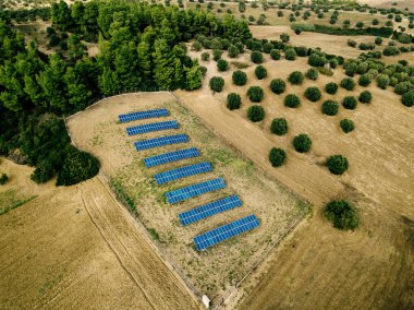 Güneşli bir günde güneş panellerinin havadan görünüşü. Yunanistan 'da temiz enerji üreten enerji çiftliği.