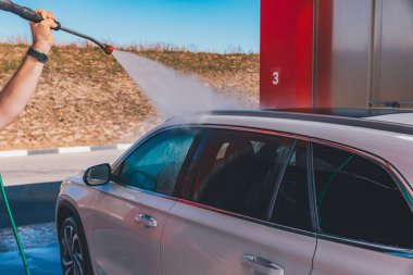 Araba bir oto yıkamada yüksek basınçlı bir yıkama makinesiyle yıkanır. Yüksek basınç araba yıkama.