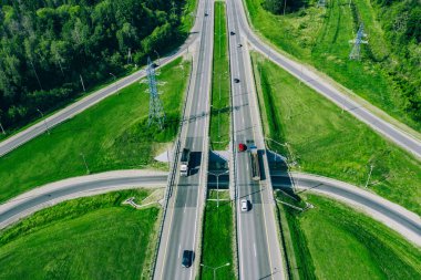 Üstgeçit otoyol asfalt yolunun hava aracı görüntüsü. Arabalar ve kamyonlarla dolu.
