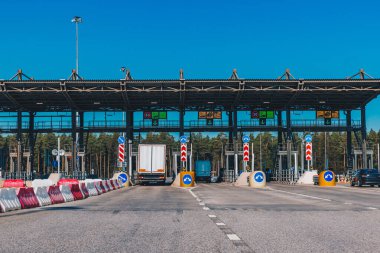 Bilet gişesi. Güneşli yaz gününde yol kapısından geçmek