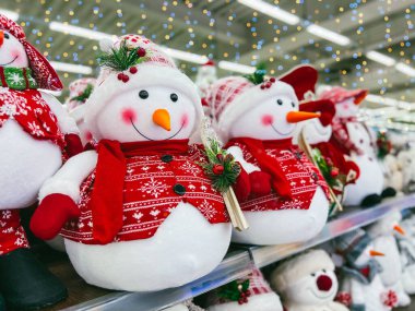 Noel için Kardan Adam dekorasyonu. Süpermarkette Noel dekoru. Noel tatili için şenlik süslemeleri.