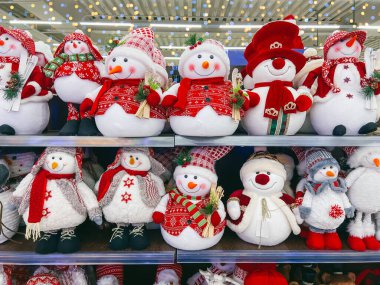 Noel için Kardan Adam dekorasyonu. Süpermarkette Noel dekoru. Noel tatili için şenlik süslemeleri.