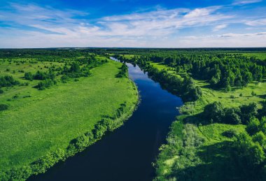 Mavi nehrin hava aracı görüntüsü. Güzel mavi su nehri ve yeşil yaz ormanı ve çayırlar