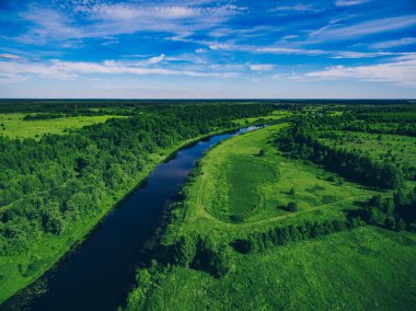 Mavi nehrin hava aracı görüntüsü. Güzel mavi su nehri ve yeşil yaz ormanı ve çayırlar