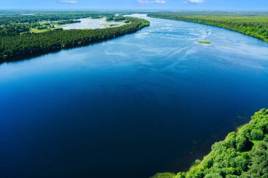 Büyük nehrin hava aracı görüntüsü. Güzel mavi su nehri ve yeşil yaz ormanı