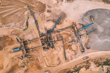 Açık çukur gelişiminin ve kum çıkarmanın havadan görünüşü. Madencilik sektörü rezervleri.