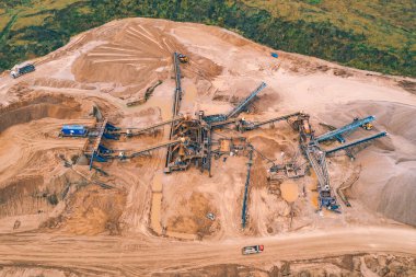 Açık çukur gelişiminin ve kum çıkarmanın havadan görünüşü. Madencilik sektörü rezervleri.