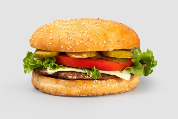 Cheeseburger Marynowanymi Ogórkami Zbliżenie Jasnoszarym Tle — Zdjęcie stockowe