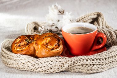 Sıcak çikolata, kahve, kapuçino. Sağlıklı çörek. Kahvaltı romantizmi.