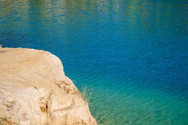 Dağlarda göl, doğa.