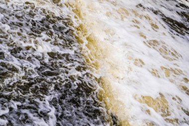 Doğa, şelale akıntıları. Hızlı akım, sıçrama, su kaynaması. Köpük..