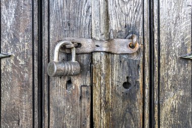 Kilitli eski ahşap kapı