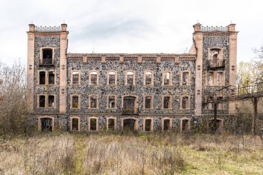 Eski değirmen binası. Granit taşlar, tuğla. Sonbahar.
