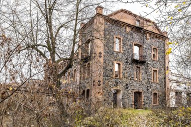 Eski değirmen binası. Granit taşlar, tuğla. Sonbahar.