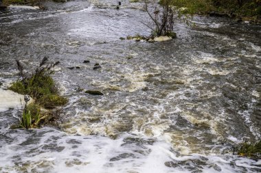 Doğa, şelale akıntıları. Hızlı akım, sıçrama, su kaynaması. Köpük..