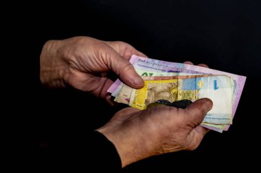 Yaşlı bir adam küçük değişiklikleri, karanlık geçmişleri sayar..