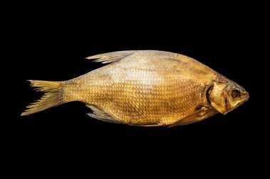 Soğuk füme balık. Siyah arkaplanda izole et. 