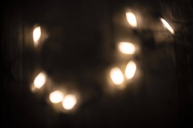 Bulanık koyu arkaplan, lambalar ışık görüntüsü 