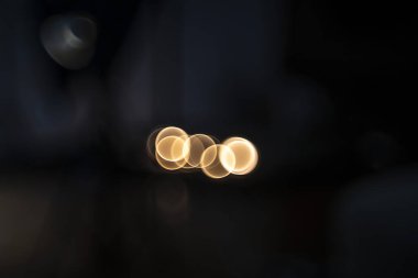 Bulanık koyu arkaplan, bokeh, lambalar.