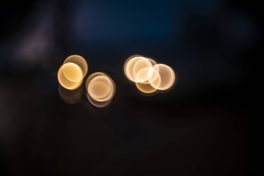 Bulanık koyu arkaplan, bokeh, lambalar.
