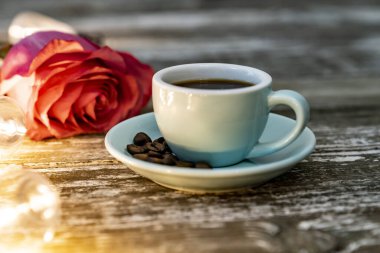 Kahve fincanı ve kahve çekirdeği. 