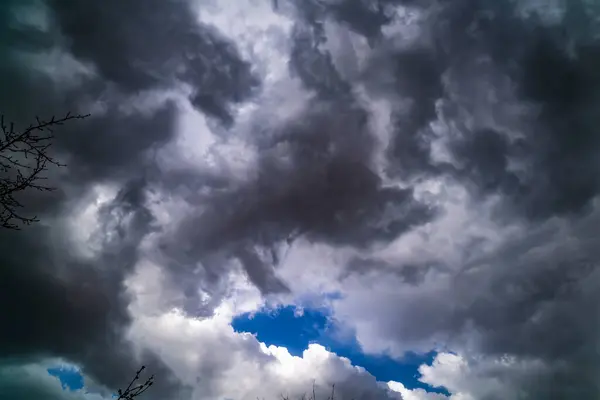 Céu Azul Bonito Com Nuvens Chuvosas Cinzentas Imagem De Stock
