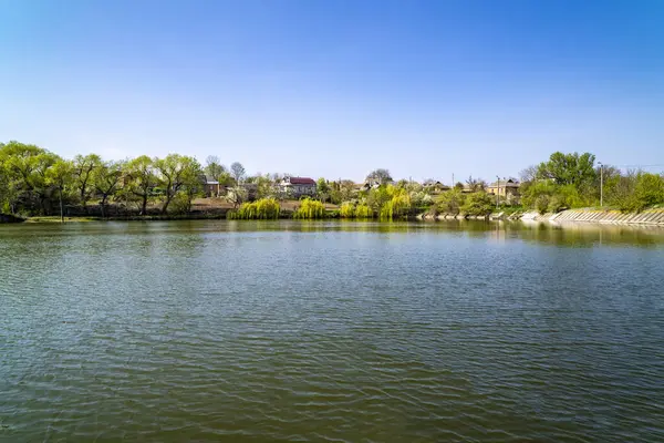 春の晴れた日の湖の美しい景色 ストック画像