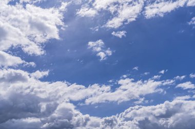 Mavi gökyüzündeki bulutlar gündüz vakti 