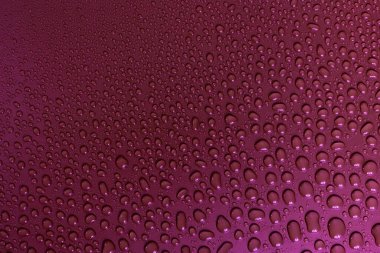 damlacıklarla kırmızı ıslak yüzey 