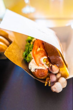 Fast food kafe, domuz yağlı sosisli..