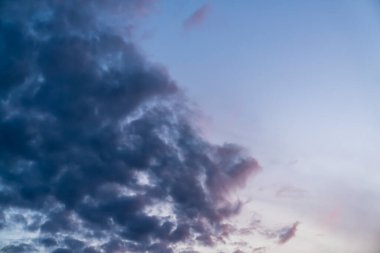 Güzel gün batımı gökyüzü kara bulutlarla