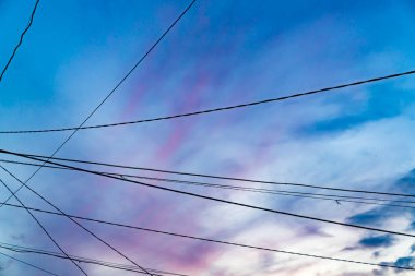 yüksek voltaj kabloları ve güzel günbatımı gökyüzü