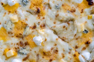 Peynirli pizzanın üst görüntüsü. Yakın çekim.