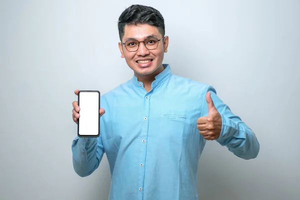 Asian Guy Smile Looking Camera Showing Smartphone Empty Screen Recommending — Stock Photo, Image