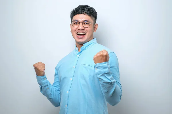 Ung Asiatisk Man Bär Casual Shirt Stående Över Isolerad Vit — Stockfoto