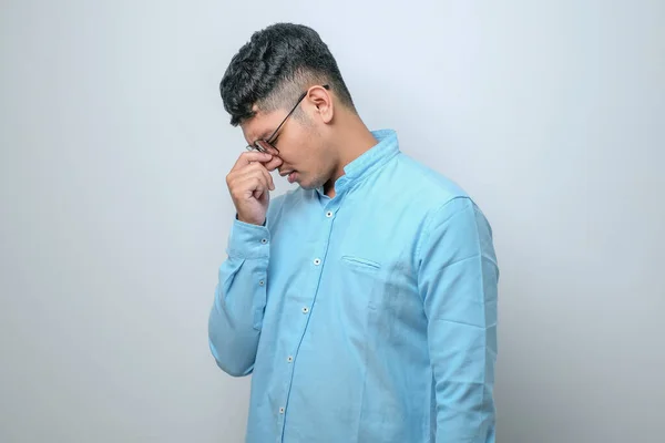 Ung Stilig Asiatisk Man Bär Casual Skjorta Stående Över Isolerad — Stockfoto