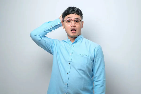 Przystojny Młody Azjata Ubrany Luźną Koszulę Okulary Stojący Wstrząśniętym Wyrazem — Zdjęcie stockowe