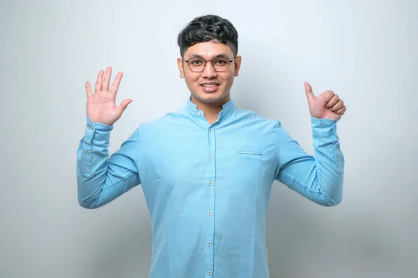 Ung Asiatisk Man Bär Casual Kläder Visar Och Pekar Upp — Stockfoto