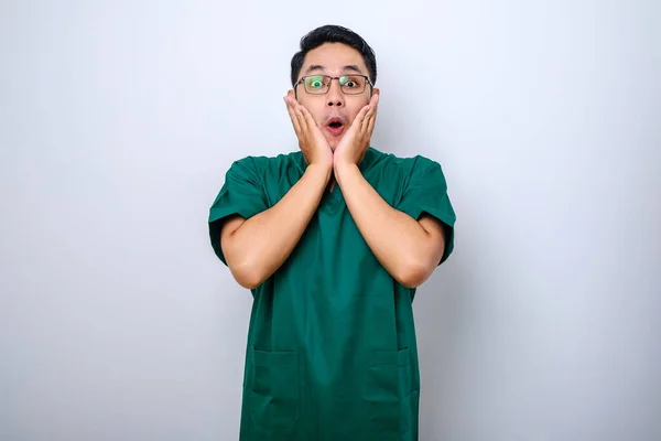 Sorprendido Asiático Enfermero Médico Matorrales Escuchar Noticias Horribles Jadeando Cubrir — Foto de Stock