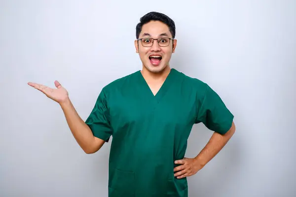 Şaşırmış Asyalı Erkek Sağlık Görevlisi Tıbbi Ekipman Giyip Beyaz Arka — Stok fotoğraf