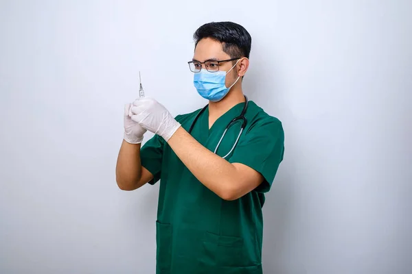 Läkare Medicinsk Mask Och Handskar Håll Sprutan Med Vaccinet Coronavirus — Stockfoto