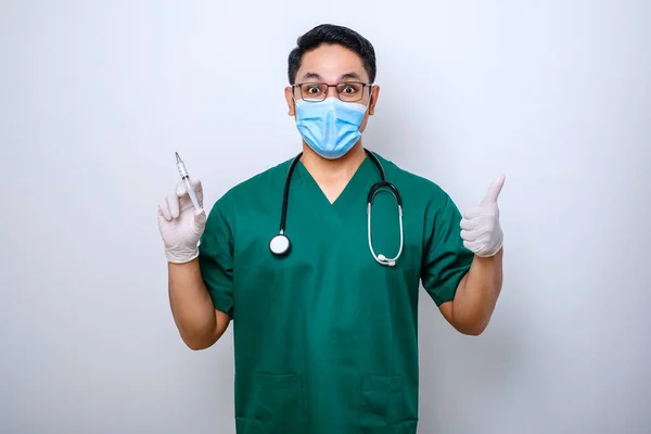 Ευχάριστος Χαμογελαστός Ασιάτης Γιατρός Γιατρός Ιατρική Μάσκα Και Γάντια Εμφάνιση — Φωτογραφία Αρχείου
