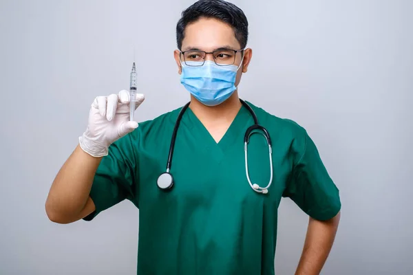 Médico Masculino Asiático Serio Máscara Médica Guantes Goma Exfoliantes Mirando — Foto de Stock