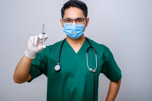 Ernstige Aziatische Mannelijke Arts Medisch Masker Rubber Handschoenen Scrubs Kijken — Stockfoto