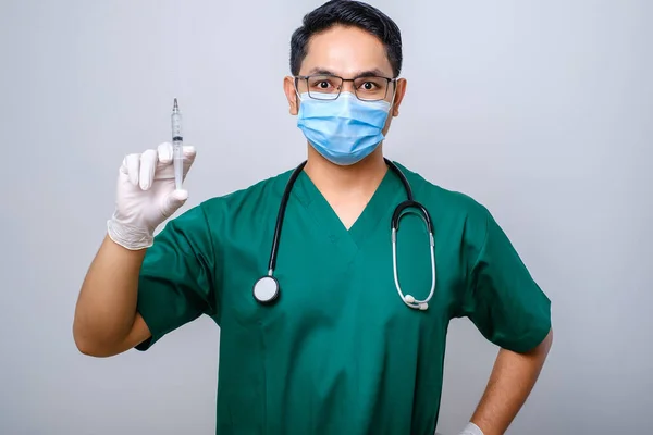Allvarlig Asiatisk Man Läkare Medicinsk Mask Gummihandskar Och Skurar Titta — Stockfoto