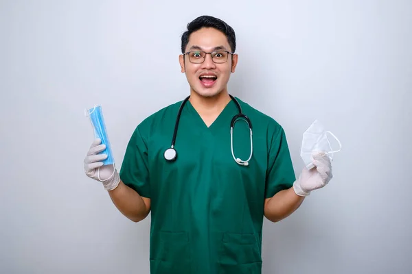 Alegre Sonriente Asiático Médico Masculino Matorrales Con Máscara Médica Pero — Foto de Stock